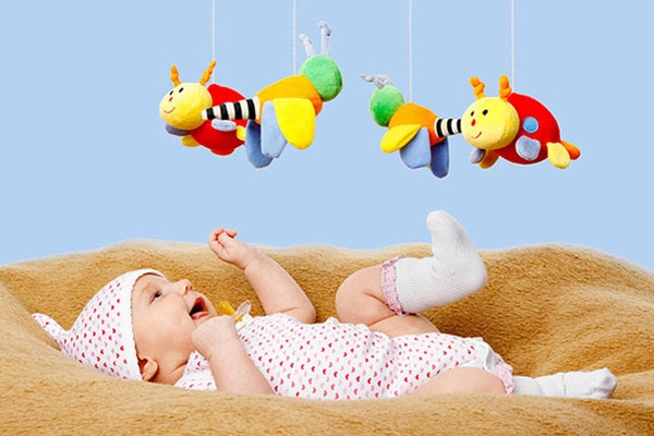 Thời điểm cho bé tiếp cận với đồ chơi là khi bé đạt 1 tháng tuổi