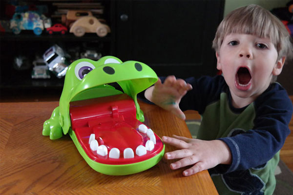 Đồ chơi khám răng cá sấu cho bé