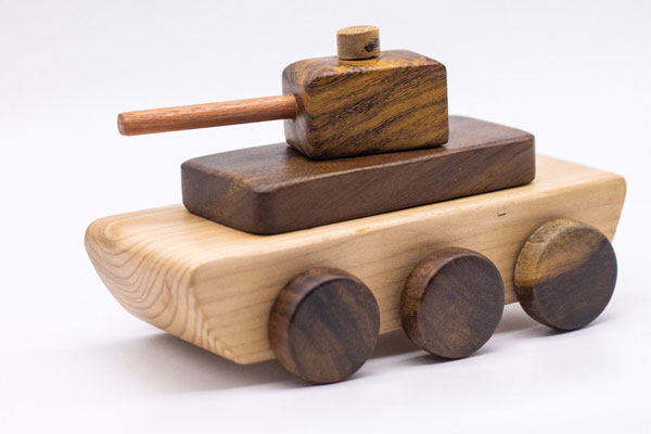 Xe tăng đồ chơi bằng gỗ được thiết kế đơn giản