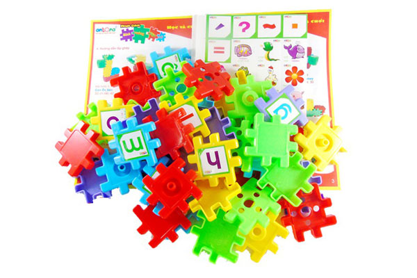 Bộ đồ chơi với nhiều mảnh ghép có những màu sắc nổi bật