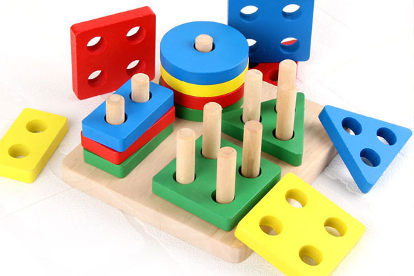Đồ chơi thả hình khối đa sắc được thiết kế đơn giản cùng với màu sắc nổi bật