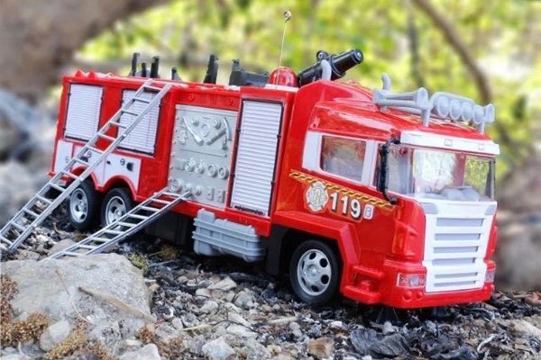 Xe cứu hỏa điều khiển từ xa được thiết kế chi tiết giống thật