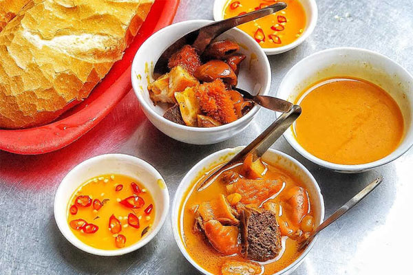 Phá lấu là món ăn đường phố phổ biến tại Việt Nam