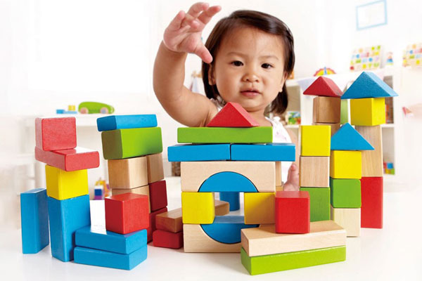 Nên chọn những món đồ chơi có chất liệu an toàn cho bé