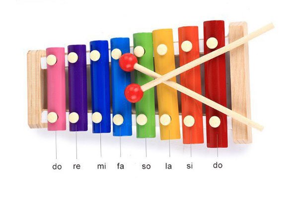 Đồ chơi đàn gỗ 12 thanh được thiết kế đơn giản cũng những màu sắc bắt mắt