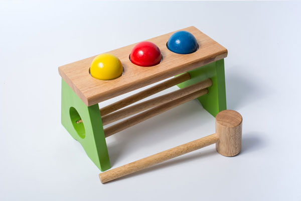 Bộ đồ chơi đập bóng bằng gỗ với thiết kế khá đơn giản