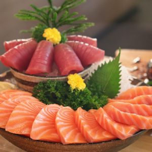Sashimi là món ăn có nguyên liệu là cá sống, hải sản tươi sống.