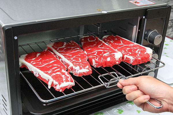 Sấy khô thịt bò bằng lò nướng khá đơn giản và tiện dụng