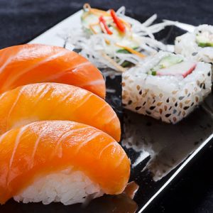 Sushi xuất hiện lần đầu tiên ở các vùng ven biến của nước Nhật.