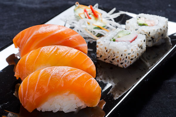 Sushi xuất hiện lần đầu tiên ở các vùng ven biến của nước Nhật.