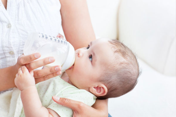 Nhiều mẹ sau khi sinh thiếu sữa phải dùng sữa ngoài cho bé