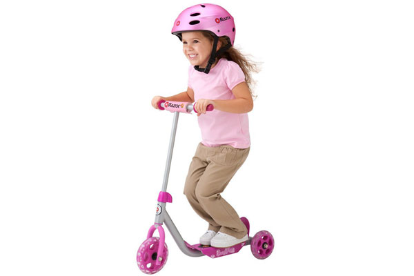 Xe trượt Kick Scooter Razor được thiết kế chắc chắn, giúp bé thỏa sức vui chơi
