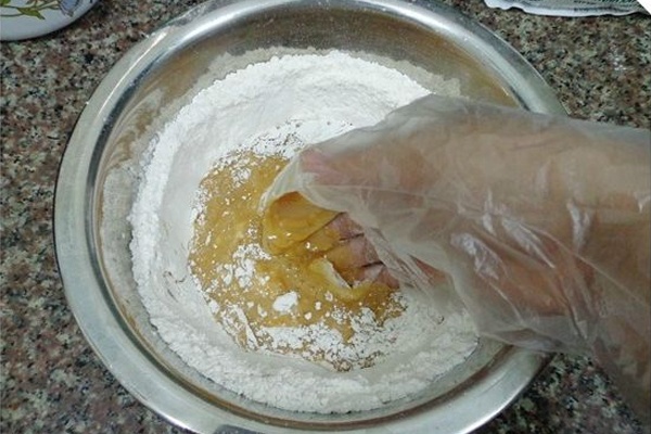 Trộn bột làm vỏ bánh 
