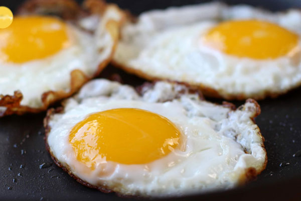 Trứng ốp la tăng sự béo ngậy cho món ăn