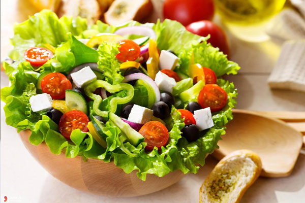 Làm salad bằng dầu dừa sẽ vô cùng bổ dưỡng 