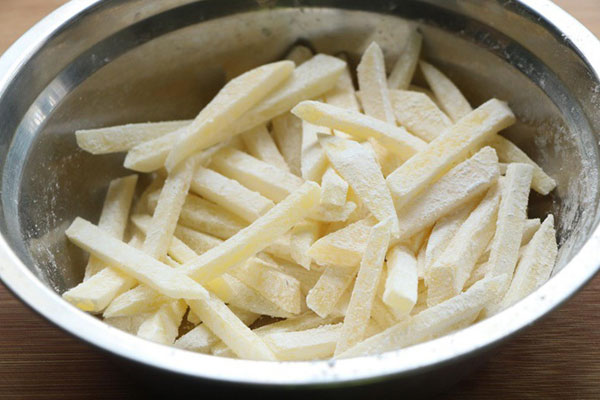 Lăn khoai tây với bột