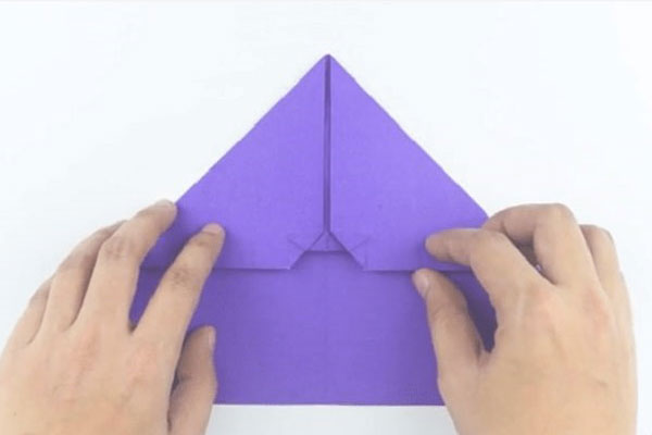 Gấp hình tam giác nhỏ tại đoạn góc tiếp giáp với đàng gân thân thích tờ giấy