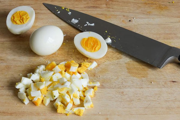 Luộc trứng tầm 8 phút rồi cắt hạt nhỏ 