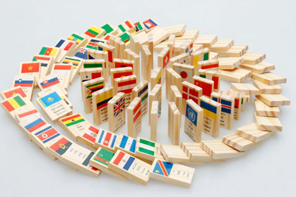 Domino in hình cờ 100 quốc gia với những màu sắc bắt mắt, thiết kế đơn giản an toàn cho bé