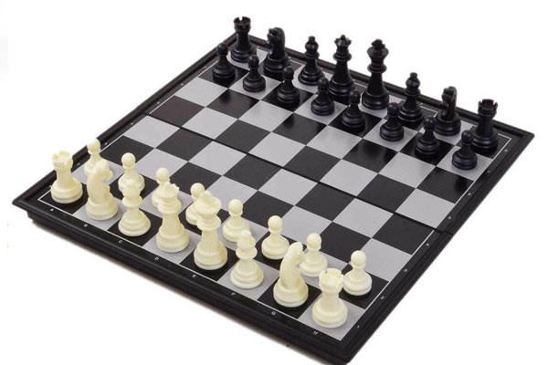 Bàn cờ vua nhựa cao cấp Roo Games giúp bé tu duy logic