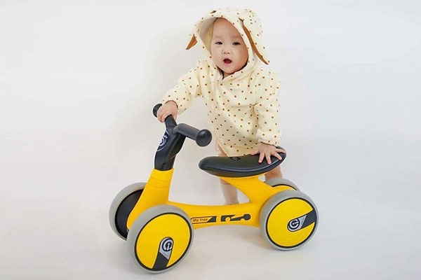 Xe chòi chân Luddy 1006 giúp bé phát triển toàn diện mọi mặt về thể chất và trí não.
