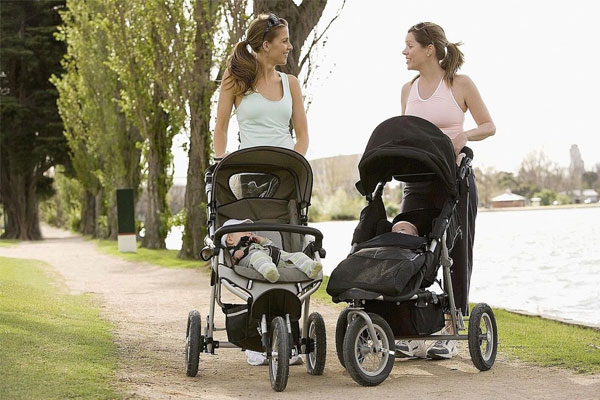 Xe đẩy em bé là phương tiện di chuyển phù hợp với các bé từ 1 đến 12 tháng tuổi.