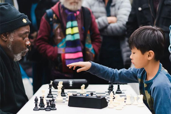 Giúp trẻ phát triển khả năng ghi nhớ và tính logic trong khi chơi