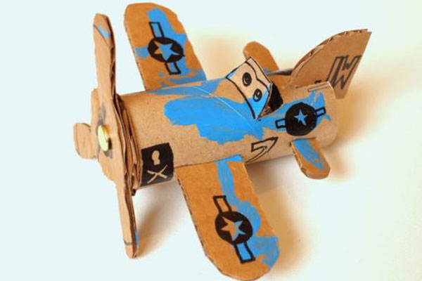 Máy bay đồ chơi bằng bìa cát tông