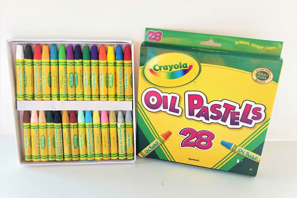 Hộp bút màu Crayola giúp bé phát triển trí não một cách hiệu quả.