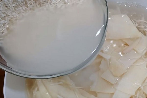 Dùng nước vo gạo để ngâm măng