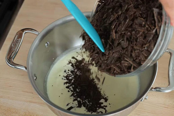 Cho chocolate vào kem tươi (whipping cream)