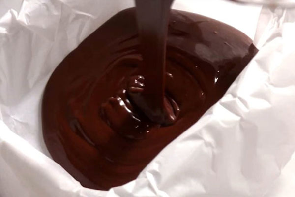 Đổ chocolate vào khuôn