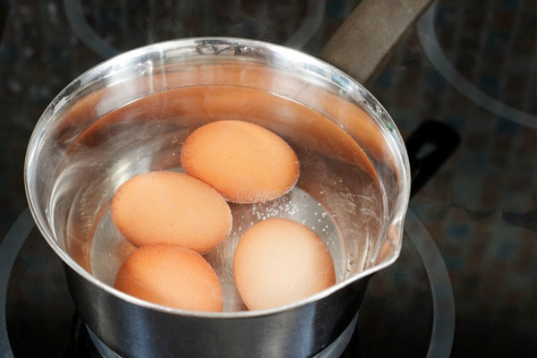 Đổ nước sao cho ngập vừa đến trứng