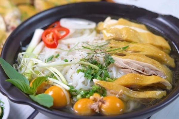 Phở gà là món ăn mang đậm hương vị Việt