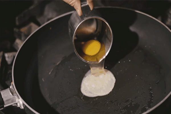 Cho trứng ra chén trước khi cho vào chảo