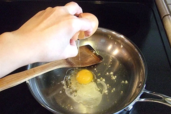 Nếu đã quen có thể đạp trực tiếp trứng vào chảo