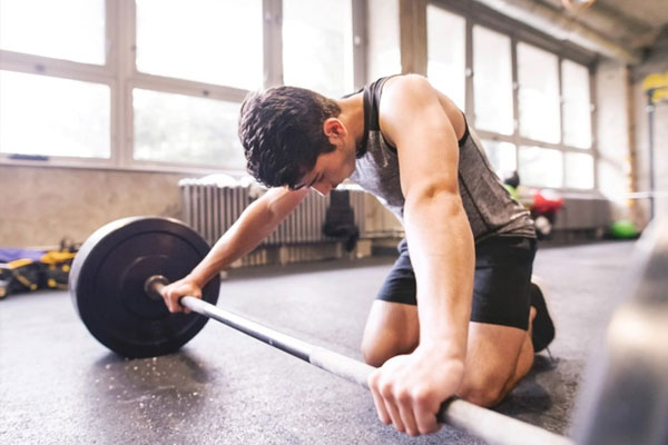 Tập luyện thể dục thể thao với cường độ vừa phải, tránh các bài tập nặng