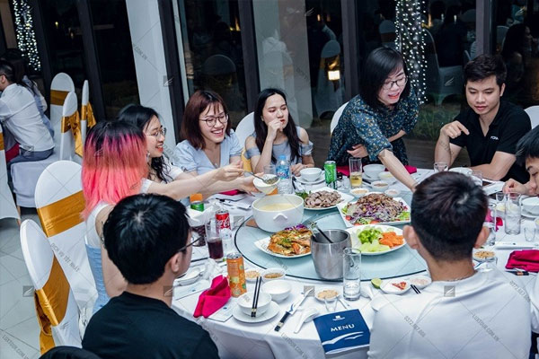 Chương trình gala dinner được tổ chức trong không gian ấm cúng Chương trình gala dinner được tổ chức trong không gian ấm cúng