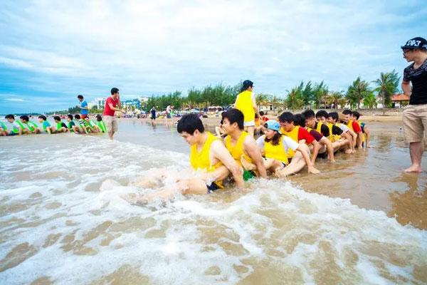 Các bạn trẻ đã chia đội để tổ chức thi đua dưới nước Các bạn trẻ đã chia đội để tổ chức thi đua dưới nước