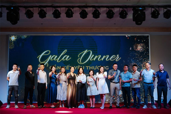 Ban lãnh đạo Vinpro gửi lời cảm ơn chân thành và trao phần thưởng cho những cá nhân Ban lãnh đạo Vinpro gửi lời cảm ơn chân thành và trao phần thưởng cho những cá nhân