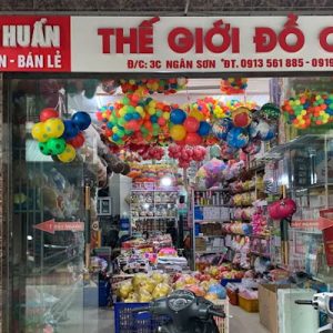 Cửa hàng đồ chơi Hồng Huấn nổi bật nhờ phong cách phục vụ gần gũi, gắn bó với khách hàng