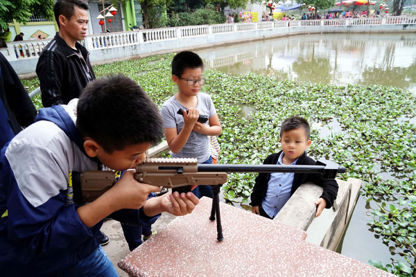 Không được sử dụng súng nhắm bắn hay đe doạ bất kỳ ai Không được sử dụng súng nhắm bắn hay đe doạ bất kỳ ai