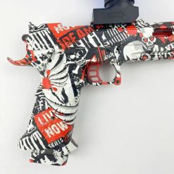 Thiết kế phong cách đường phố với họa tiết graffiti đen – đỏ – trắng bắt mắt