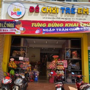 Cửa hàng đồ chơi Úm Ba La luôn lựa chọn các sản phẩm có chất liệu an toàn, màu sắc bắt mắt