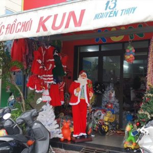 Cửa hàng đồ chơi KUN thiết kế vơi không gian hiện đại, trẻ trung, trưng bày đồ chơi khoa học