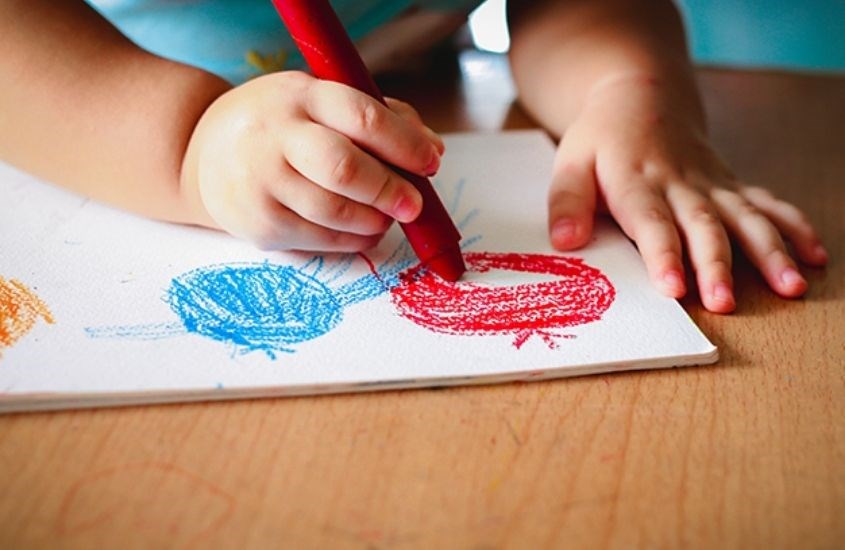Ba mẹ nên chọn những loại bút màu phù hợp với từng bé Ba mẹ nên chọn những loại bút màu phù hợp với từng bé